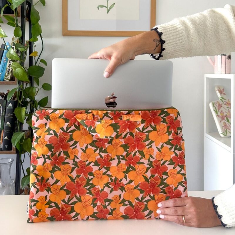 Funda notebook astromelias