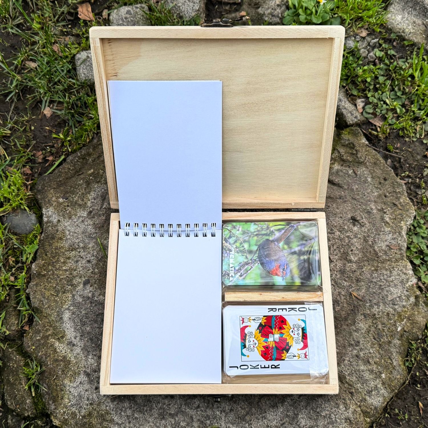 Juego de naipes Aves de Chile + mini croquera con estuche de madera